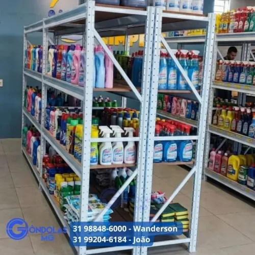 Prateleiras de aço para produto de limpeza