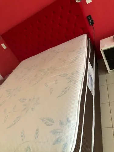 Vendo cama King, em estado bem conservado, com massagem, controle, cabeceira aveludada.