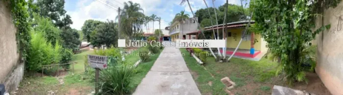 Excelente chácara com 4 casas e piscina