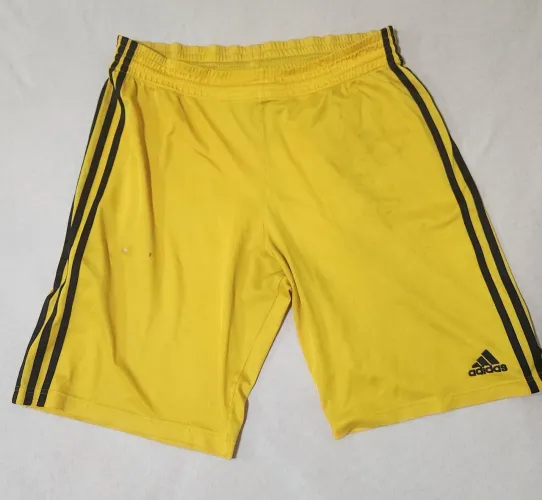 Bermuda Adidas Amarela 3 Listras Pretas Estilo Retrô Esportivo