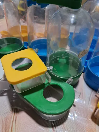 Bebedouro e comedouro pra passaros