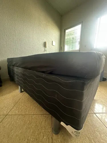 Cama de solteiro + base preta + protetor impermeável