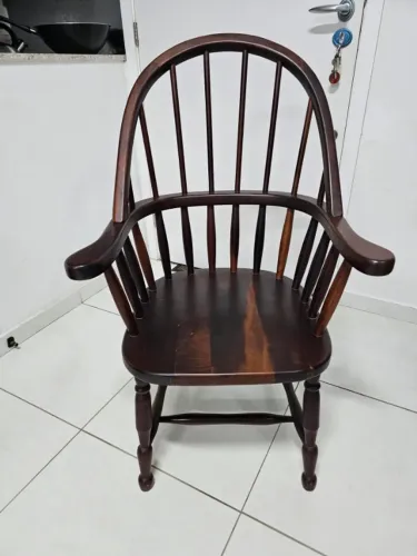 Cadeira Windsor em madeira maciça com almofada