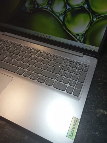 Notebook novo! Lenovo i3 12ª com 12gb e SSD NVME de 256gb