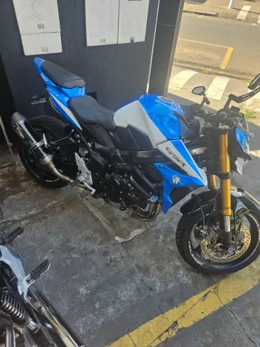 SUZUKI GSR 750 OCASIÃO