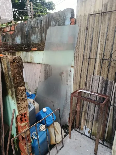 Porta pivotante em vidro