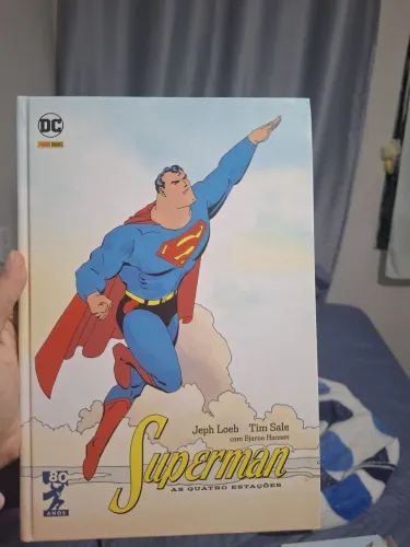 Superman: As Quatro Estações Edição Definitiva com Case de proteção