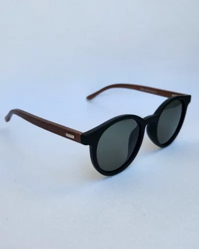 Óculos de Sol - Armação Preta Baça Arredondada com Hastes em Tom Madeira e Lentes