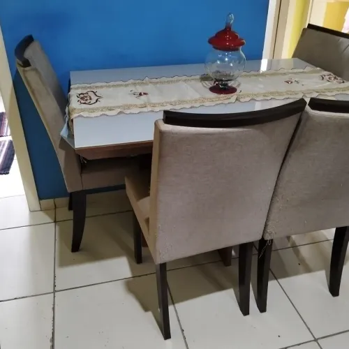 Vendo conjunto de mesa de 04 lugares