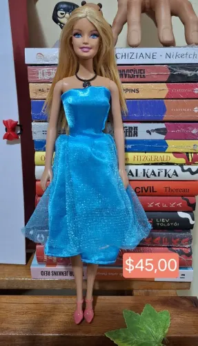 Barbie loira de vestido azul