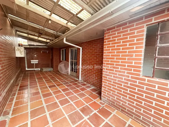 Imóvel para aluguel possui 59 metros quadrados com 2 quartos em Capão da Imbuia - Curitiba