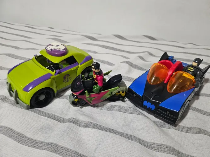 Carros do Batman e  charada e moto Robin 