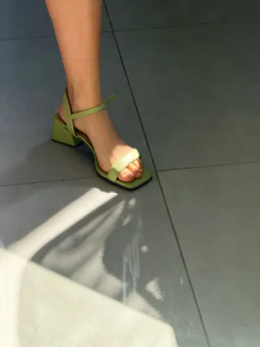 Sandália salto baixo executivo na moda verde lima tamanho 37