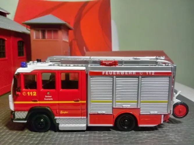 Miniatura 2002 LHF 16-12 MAN 10.224 FEUERWENR ALEMANHA -  ESCALA 1/64  FABRICANTE DELPRADO