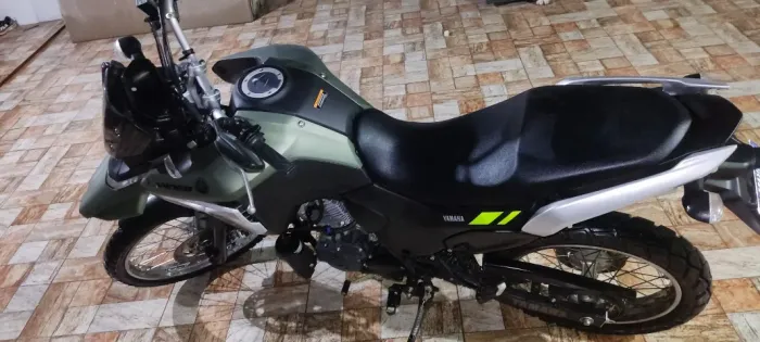 Mega desconto Lander 2025 Moto zerada, único dono.