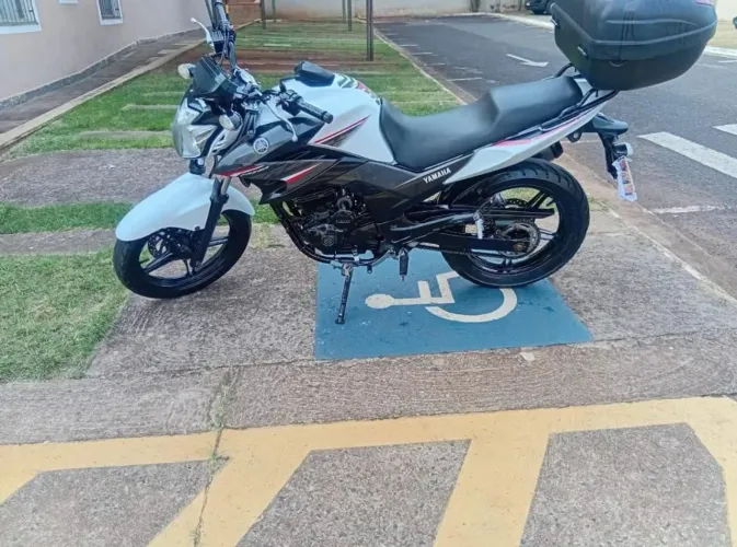 Moto Yamaha fz25