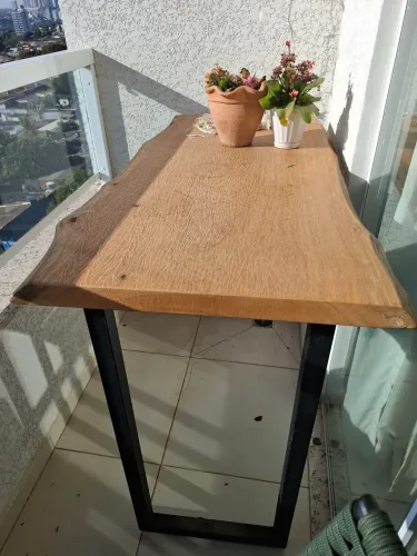 Mesa Rústica com estrutura metálica