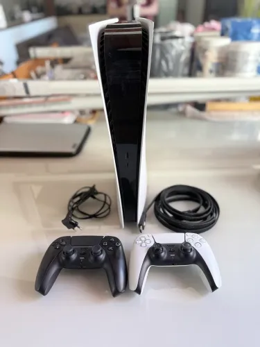 PS5 Digital - 1TB + 2 controles + CABO HDMI - ÚNICO DONO