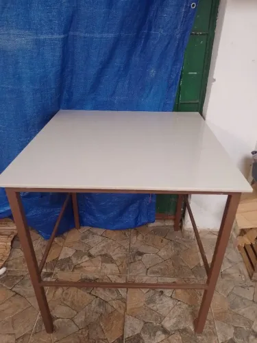Mesa de ferro com porcelanato 1M X 1 M
