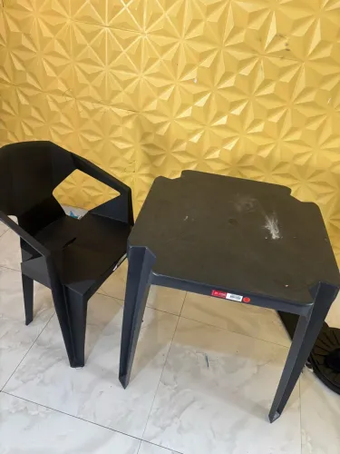 3 mesas e 1 cadeira