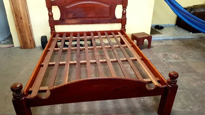 Cama de Madeira Rústica