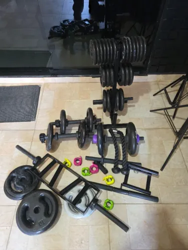 Lote Academia 116kg Anilhas Halteres Barras Suporte e Acessórios