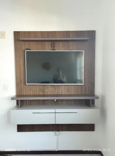 Painel com rack suspenso 