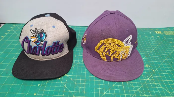 Par de bonés vintage  Charlotte e Lakers 