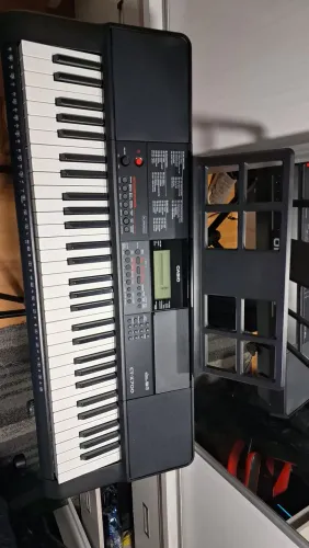 Teclado Casio CT-X700 seminovo com suporte e apoio de partituras