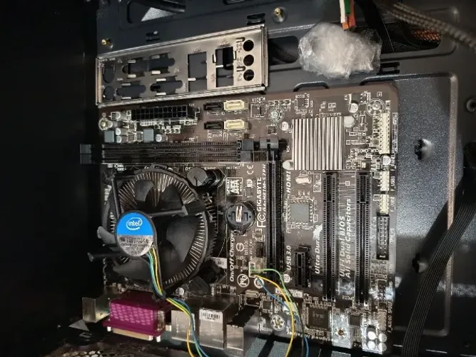 Placa mãe 1150 ga-h81m-s2ph para retirada de componentes com pilha de BIOS e espelho