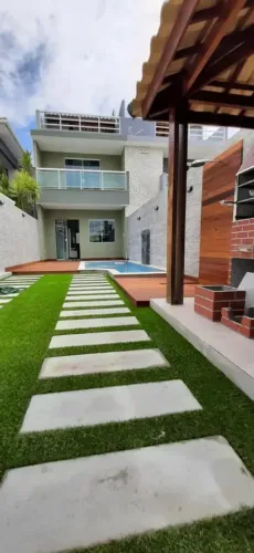 Aluguel casa triplex mobiliada com piscina em condomínio.