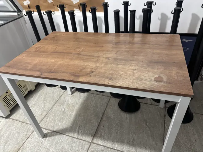 Mesa de madeira d estrutura e ferro 