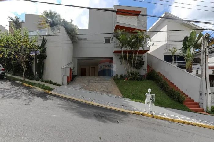 Casa à venda no Condomínio Real Park, na Vila Oliveira em Mogi das Cruzes sendo 211,89 m²