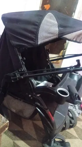 Carrinho de bebê nao senta so deita