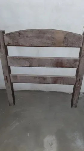 Cama de solteiro em IPE.