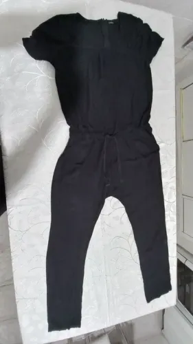 Macacão preto em viscose, Saruel, manga curta com drapeado<br>tam G <br>usado 