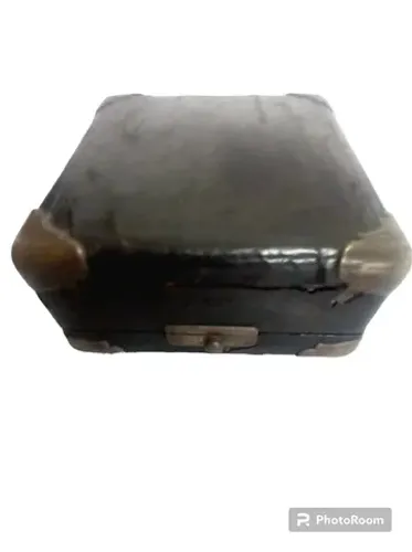 antiga caixinha de madeira e couro com adornos em bronze