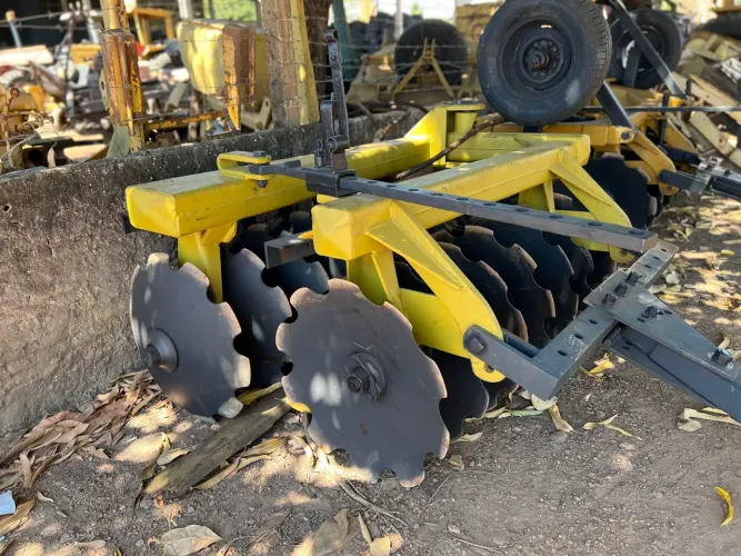 Grade de arraste 14 discos marca TATU