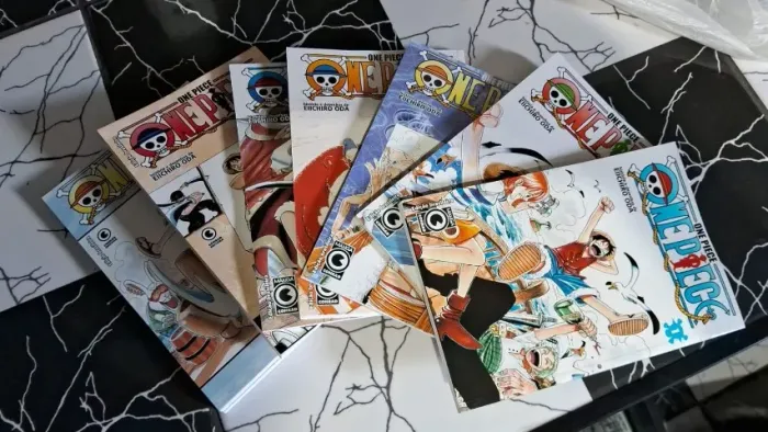 Mangás One Piece Volumes 1 a 56 em ótimo estado. Não vendo números separados.