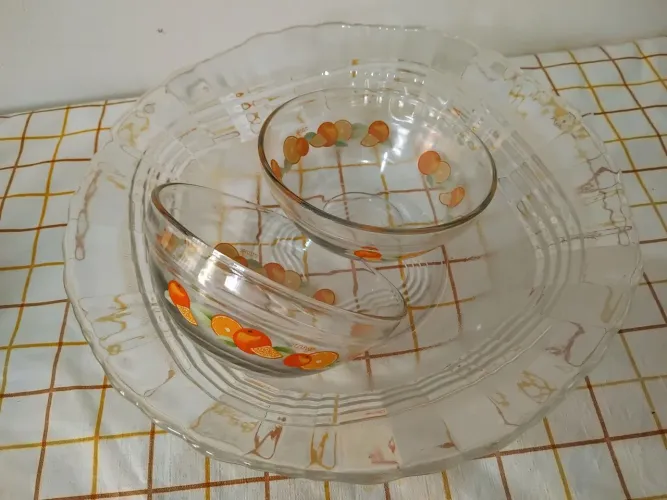 Uma tigela de vidro e 2 tigelinhas decoradas