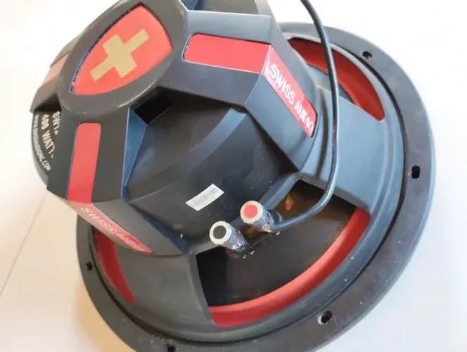 Subwoofer suíço para som de qualidade sonora 