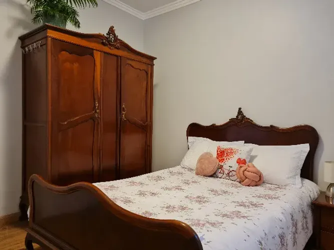 Jogo de quarto com cama e guarda-roupas, estilo Luis XV