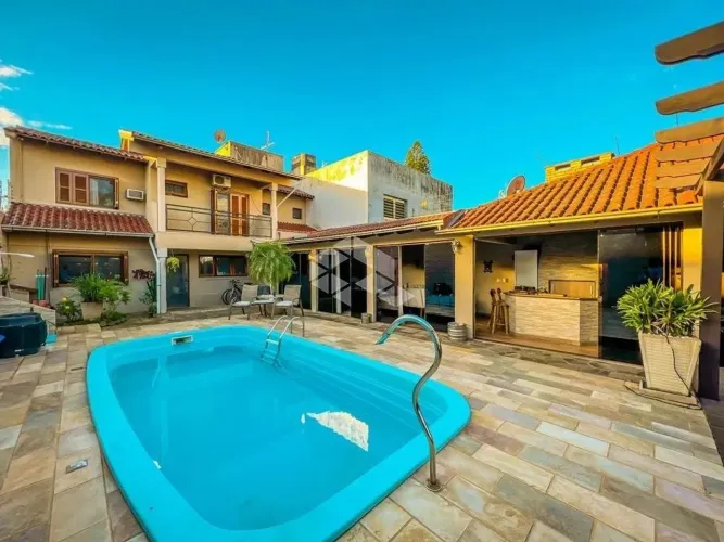 Casa duplex com campo de futebol e piscina