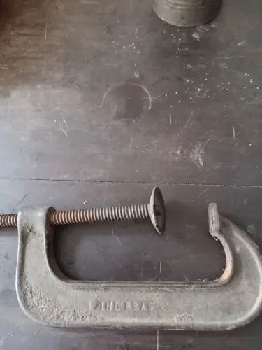 2 Grampos tipo  C de aperto manual ferro maciço produto raiz 