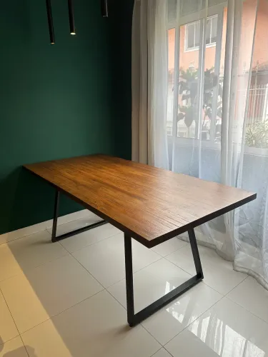Mesa madeira maciça indiana - pé de metal