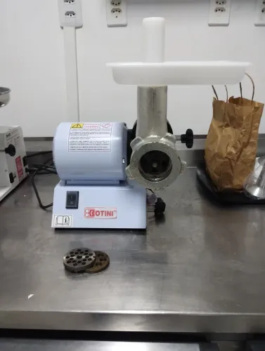 Moedor de carne Botini elétrico 1000