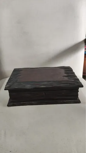 Caixa de madeira tipo porta joias em excelente estado