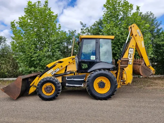 Retro Escavadeira JCB 3C Plus ano 2012 com 7.100 horas tração 4x4 motor mwm internacional