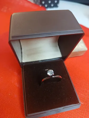 Solitário com Pedra Grande em Diamante.