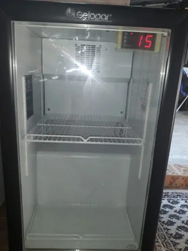 Cervejeira vertical da marca Gelopar, modelo GRBA-120PVP